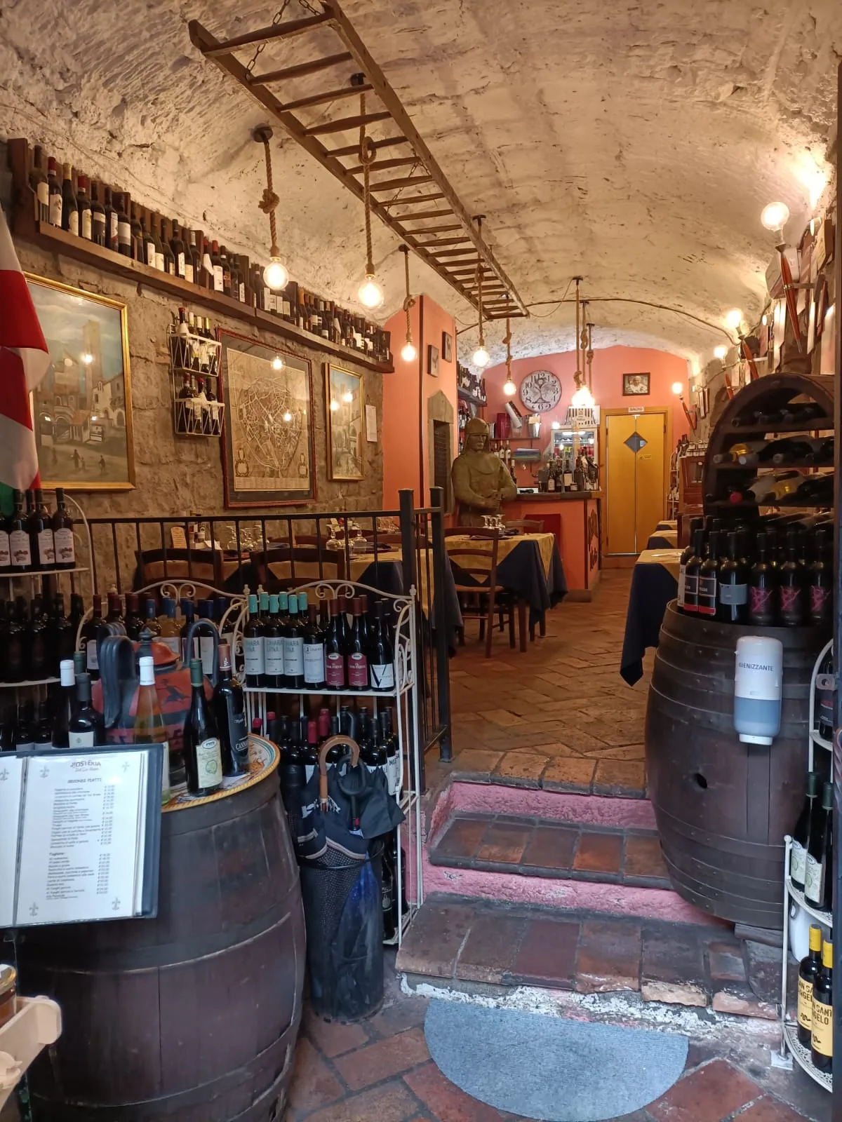 Sala dell'Hosteria dal Sor Bruno con volte in pietra e botti di vino