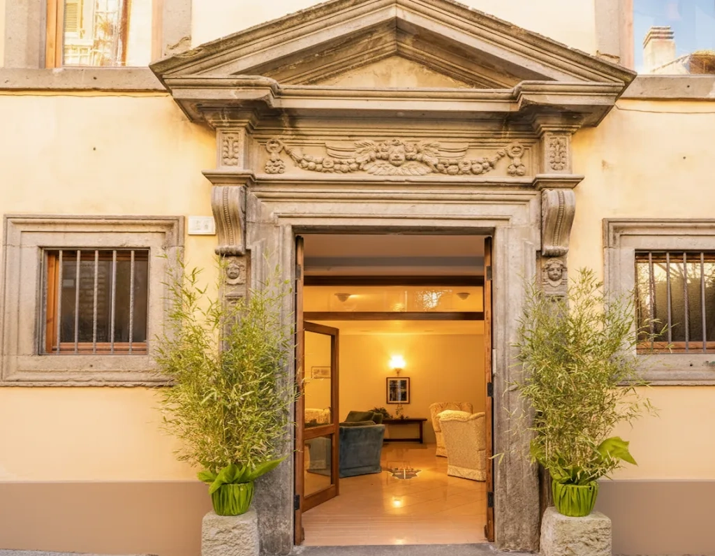 Il portale cinquecentesco d'ingresso del Nazareth Residence in Via San Tommaso, a Viterbo