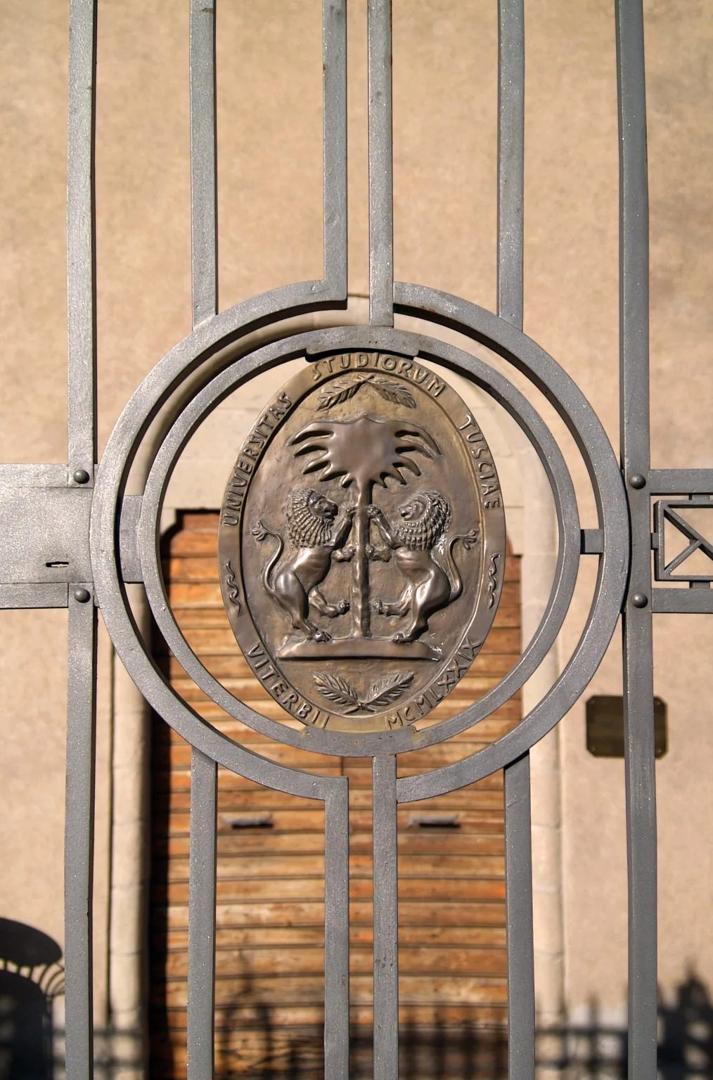 Lo stemma dell'Università degli Studi della Tuscia sul cancello della sede di Viterbo