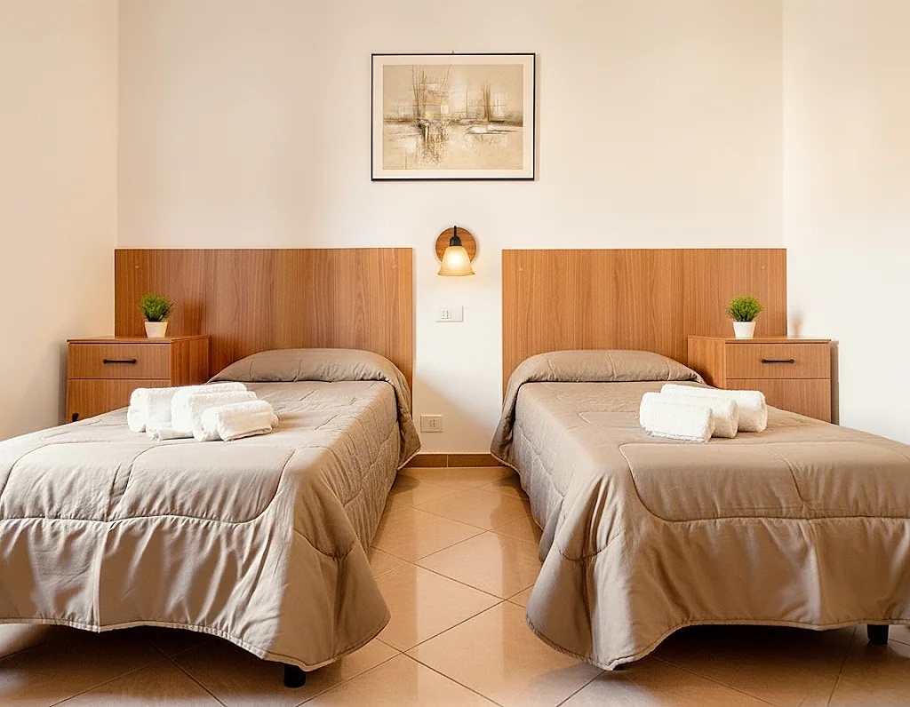 Camera twin con testiere in legno, biancheria beige e luce calda