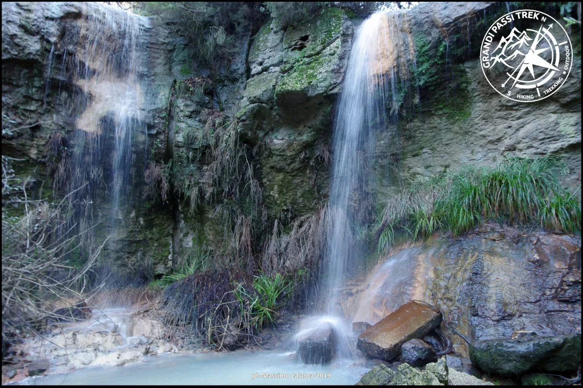 La cascata di Diosilla che scende tra le rocce di tufo coperte di muschio
