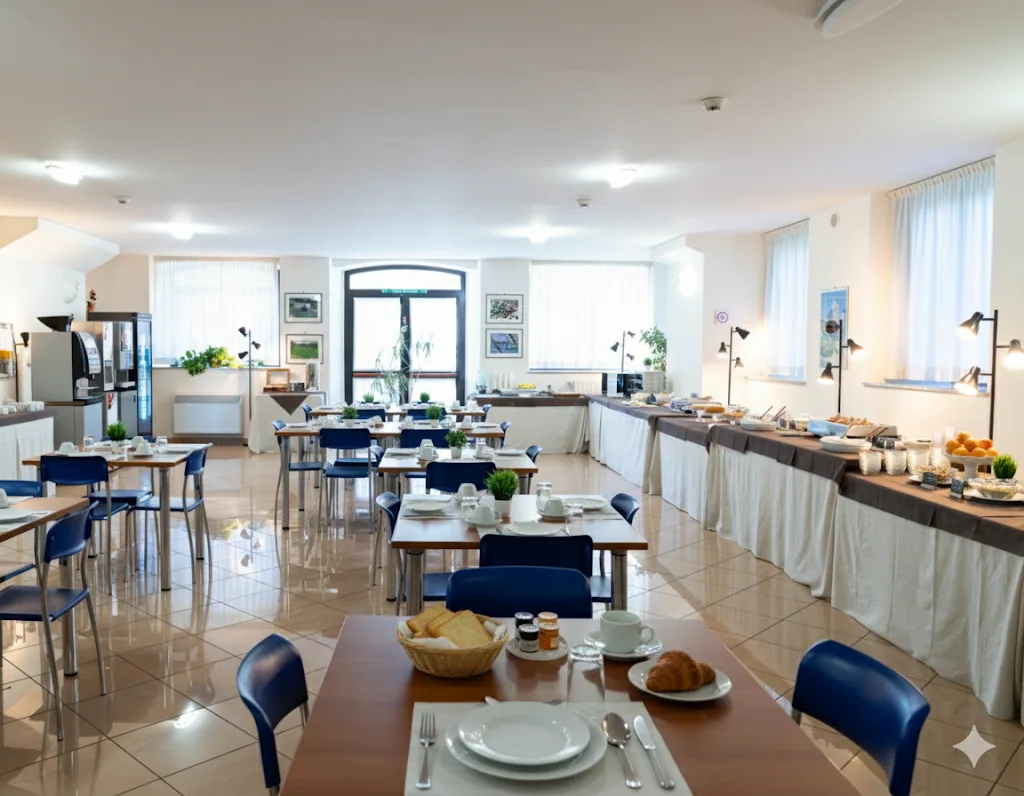 Sala colazioni con tavoli apparecchiati, sedie blu e buffet sul lato lungo