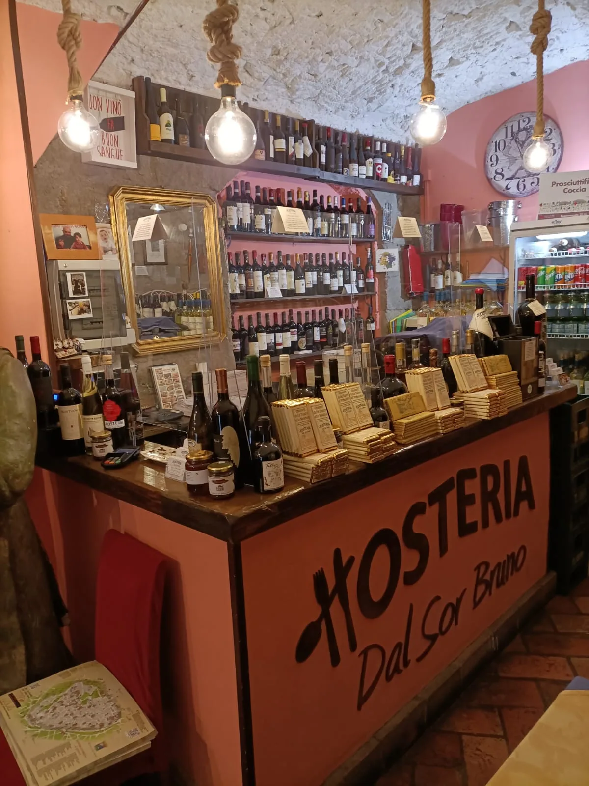 Il bancone in legno dell'Hosteria dal Sor Bruno con vini e dolci