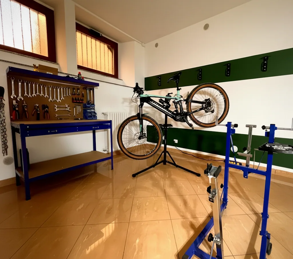 Deposito bici sicuro con cavalletto di manutenzione e attrezzi da ciclofficina