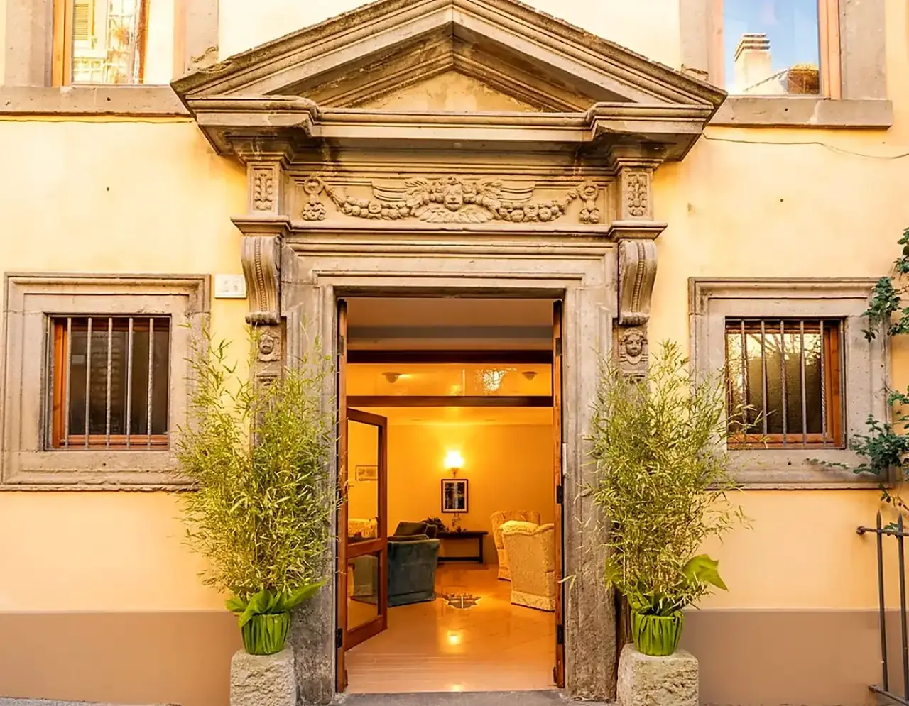 Il portale cinquecentesco d'ingresso del Nazareth Residence in Via San Tommaso, centro storico di Viterbo
