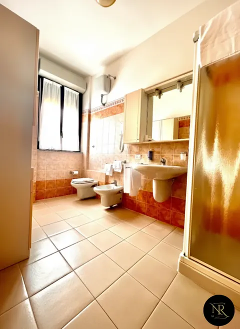Spacious en-suite bathroom with shower, toilet, bidet and lit mirror — Nazareth Residence Viterbo