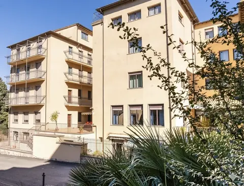 The facade with balconies onto the private park and free on-site parking, central Viterbo